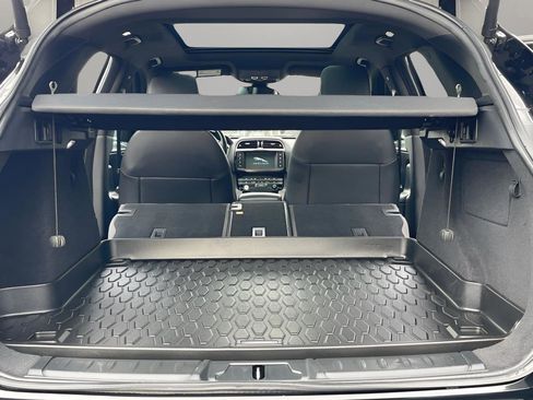 Used 2018 Jaguar F-PACE Premium image 43