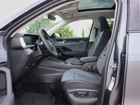 New 2025 Volkswagen Tiguan SE image 12