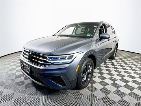 Used 2023 Volkswagen Tiguan SE image 3