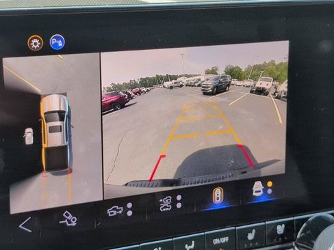 Used 2025 Chevrolet Colorado ZR2 w/ Technology Package AWD/4WD image 24