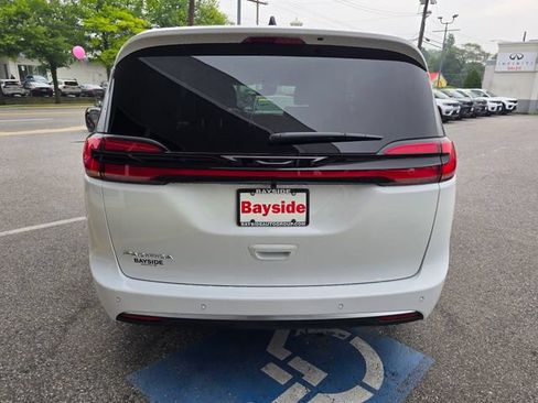New 2027 Chrysler Pacifica Select FWD image 33