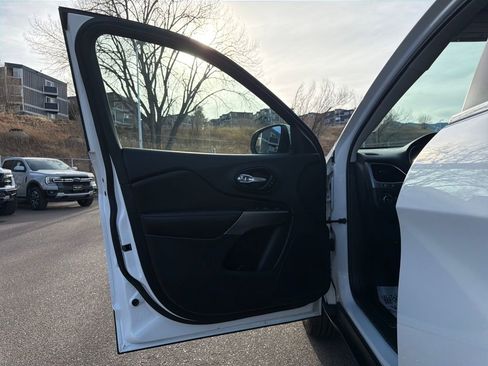 Used 2021 Jeep Cherokee Limited image 9