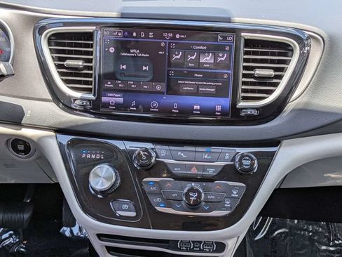 Used 2023 Chrysler Pacifica Touring-L FWD image 21