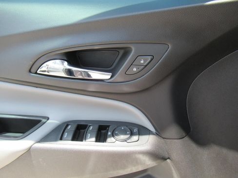 Used 2018 Chevrolet Equinox LT FWD image 20