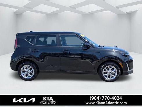 Used 2025 Kia Soul LX w/ LX Technology Package FWD image 2