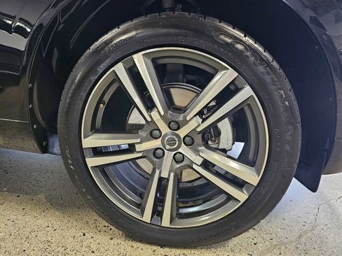 Used 2019 Volvo XC60 T5 Momentum w/ Multimedia Package image 9