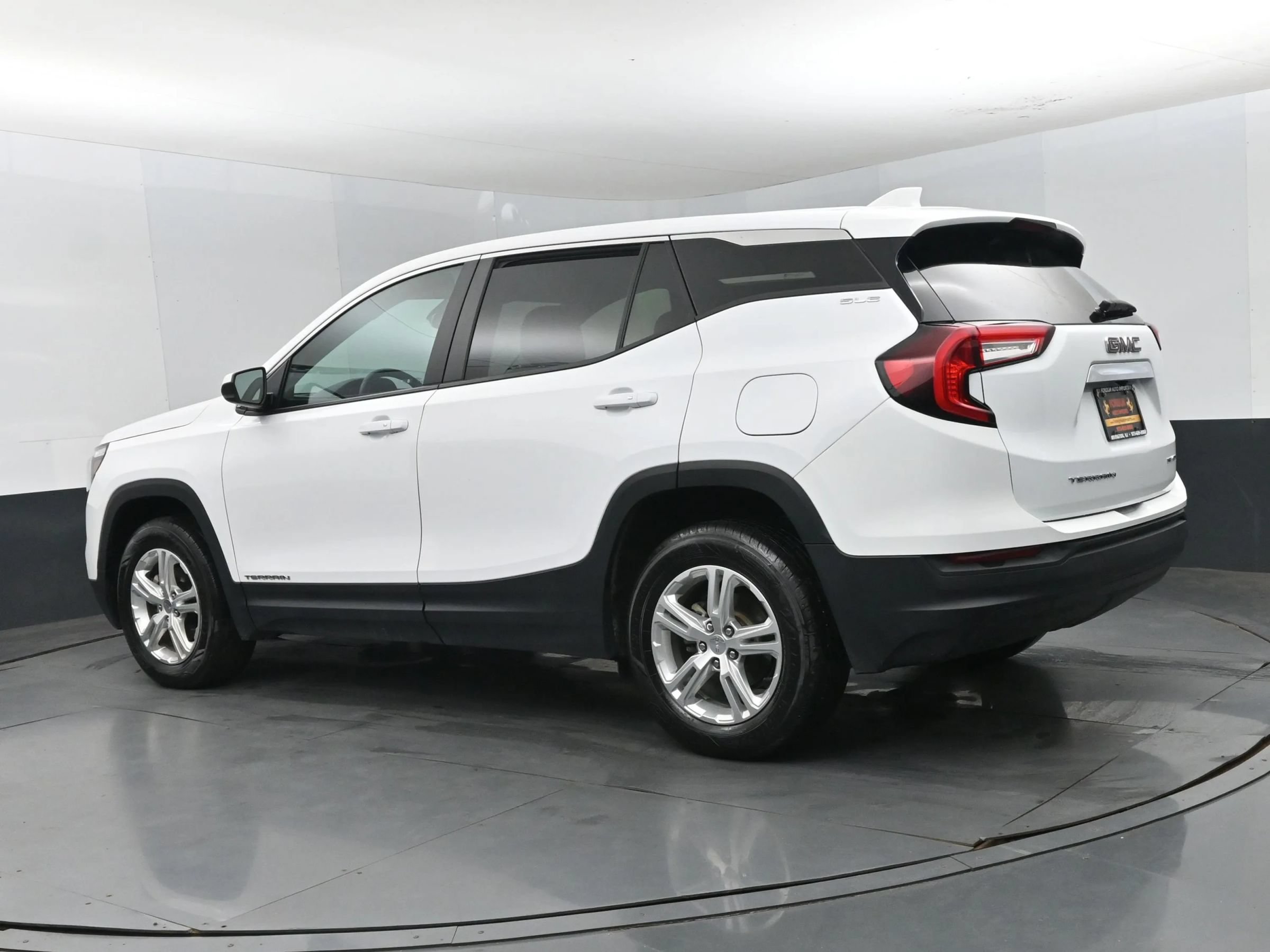 Used 2024 GMC Terrain SLE AWD/4WD image 7