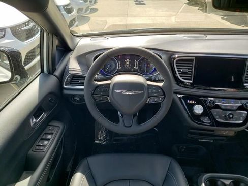 New 2026 Chrysler Pacifica Select image 9