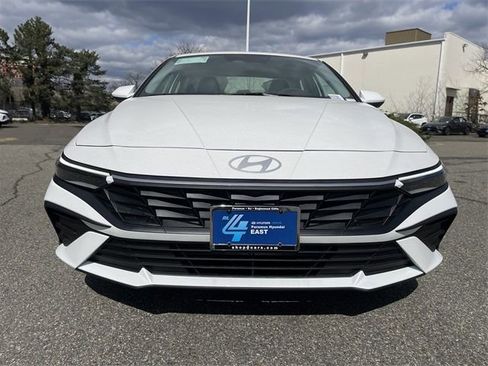 New 2026 Hyundai Elantra SE FWD image 2