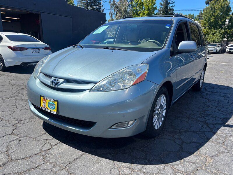 Used 2010 Toyota Sienna XLE FWD image 6