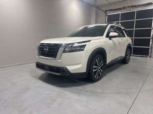 Used 2024 Nissan Pathfinder Platinum FWD image 2