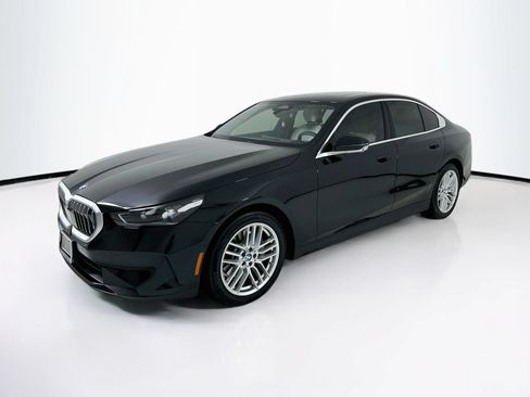 Used 2025 BMW 530i w/ Premium Package RWD image 3