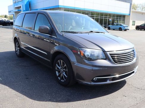 Used 2015 Chrysler Town & Country S w/ Driver Convenience Group FWD image 2