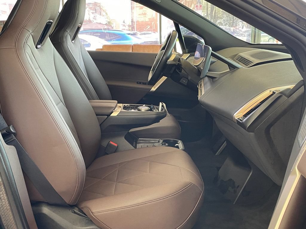 Used 2022 BMW iX xDrive50 w/ Sport Package AWD/4WD image 25