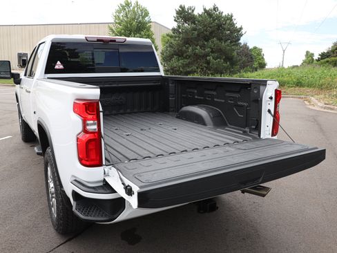 Used 2024 Chevrolet Silverado 3500 High Country w/ High Country Premium Package AWD/4WD image 9