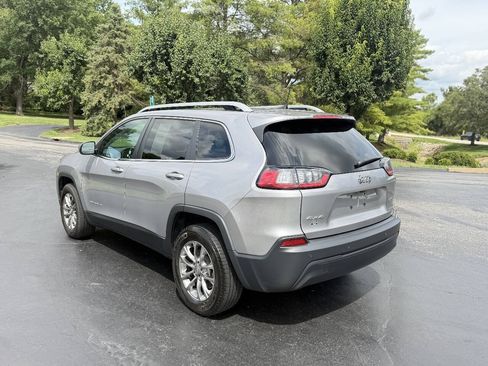 Used 2019 Jeep Cherokee Latitude Plus w/ Cold Weather Group AWD/4WD image 3