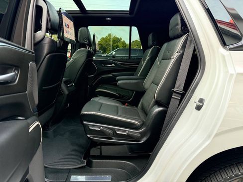 Used 2023 Cadillac Escalade Premium Luxury AWD/4WD image 34