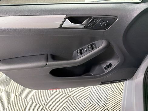Used 2017 Volkswagen Jetta SE image 11