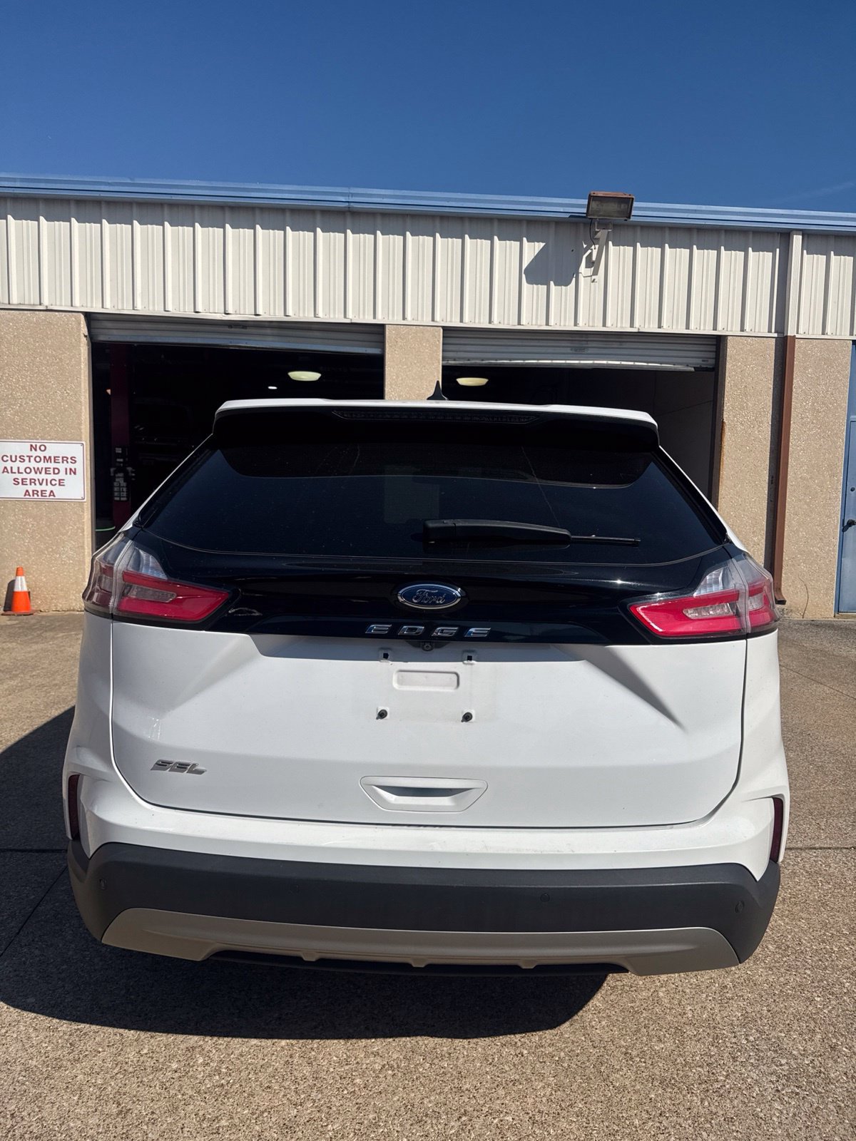 Used 2021 Ford Edge SEL w/ Cargo Accessory Package FWD image 4