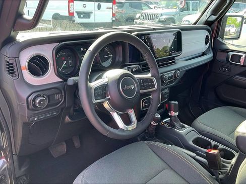 Used 2025 Jeep Wrangler Unlimited Sahara AWD/4WD image 5