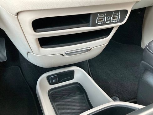 Used 2023 Chrysler Pacifica Touring-L FWD image 27