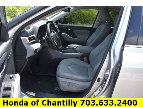 Used 2022 Toyota Highlander XLE AWD/4WD image 27
