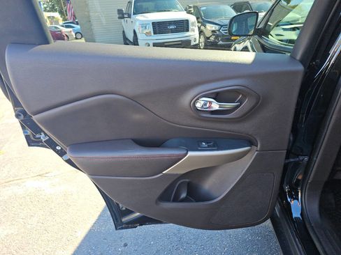 Used 2017 Jeep Cherokee Trailhawk image 39