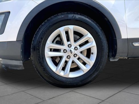 Used 2017 Ford Explorer XLT w/ Equipment Group 202A FWD image 11