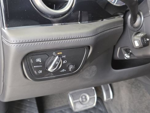 Used 2018 Bentley Bentayga AWD/4WD image 17