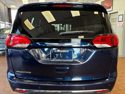 Used 2020 Chrysler Pacifica Touring-L image 11