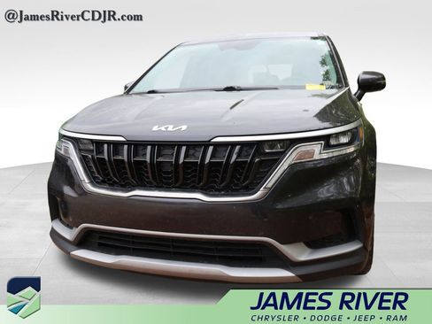 Used 2023 Kia Carnival LX image 1