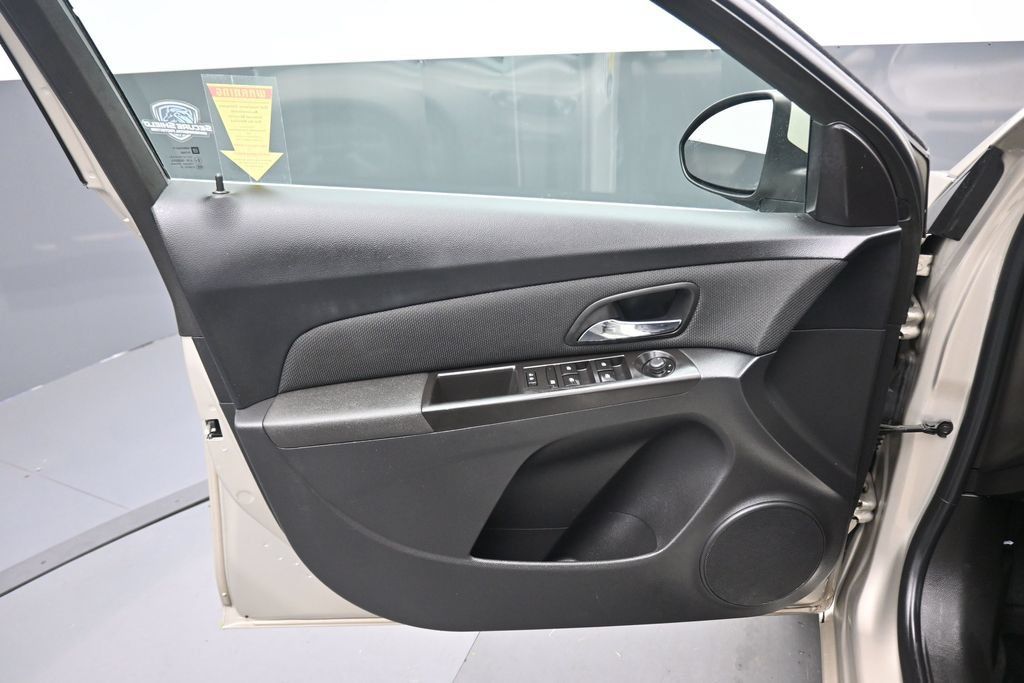 Used 2016 Chevrolet Cruze LT w/ Enhanced Safety Package FWD image 9