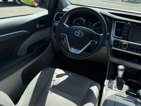 Used 2017 Toyota Highlander Limited Platinum AWD/4WD image 12