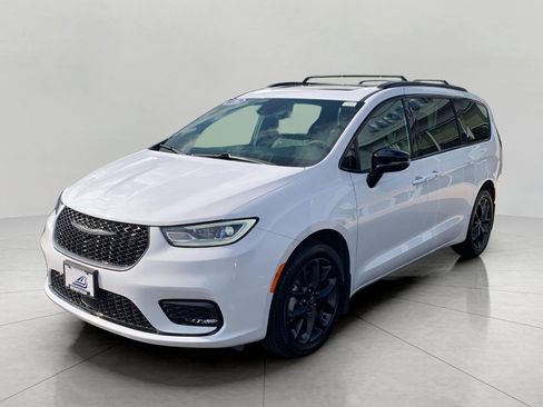 Used 2025 Chrysler Pacifica Limited AWD/4WD image 4