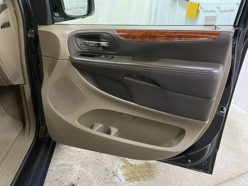 Used 2014 Chrysler Town & Country Touring image 33