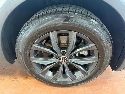 Used 2024 Volkswagen Tiguan SE w/ Panoramic Sunroof Package FWD image 8