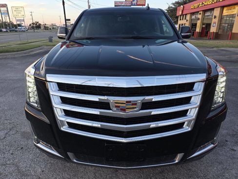 Used 2019 Cadillac Escalade ESV Luxury image 2