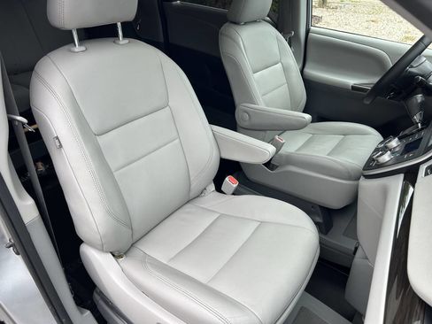 Used 2020 Toyota Sienna XLE Premium FWD image 24