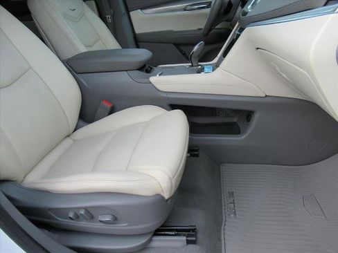 Used 2017 Cadillac XT5 Luxury w/ LPO, Wheel Lock Package image 9