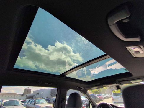 Used 2023 Volkswagen Tiguan SE R-Line image 22