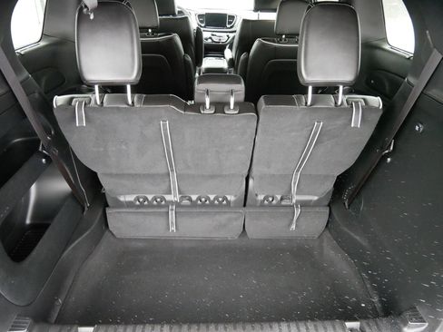 Used 2024 Chrysler Pacifica Limited w/ S Appearance Package image 18