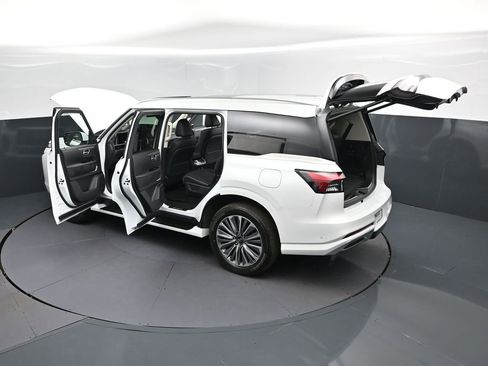New 2026 INFINITI QX80 Luxe image 2
