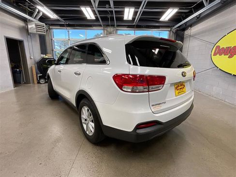 Used 2018 Kia Sorento AWD image 3