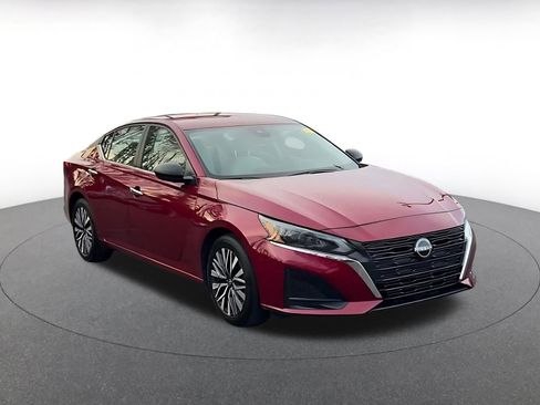 Used 2025 Nissan Altima 2.5 SV image 3