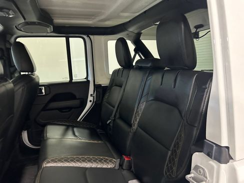 Used 2022 Jeep Wrangler Unlimited Sahara AWD/4WD image 31
