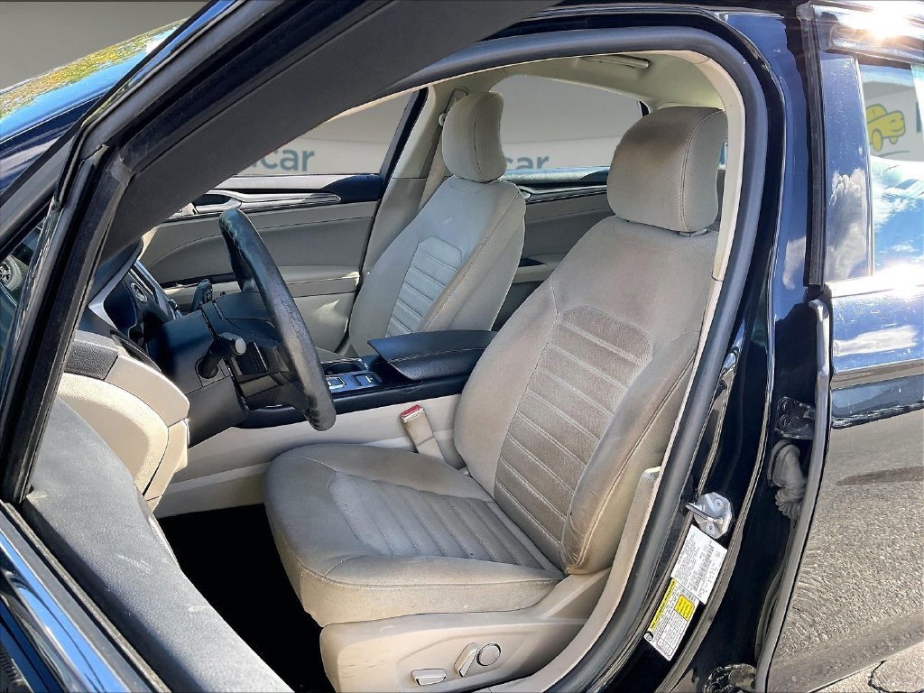 Used 2018 Ford Fusion SE w/ Fusion SE Technology Package FWD image 9