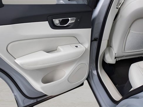 Certified 2025 Volvo XC60 B5 Plus w/ Protection Package Premier image 19