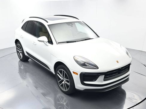 Certified 2025 Porsche Macan AWD/4WD image 44