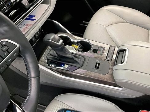 Used 2021 Toyota Highlander Platinum image 16