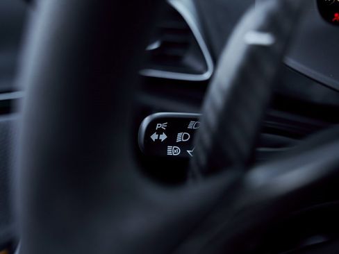 Used 2025 McLaren Artura image 57